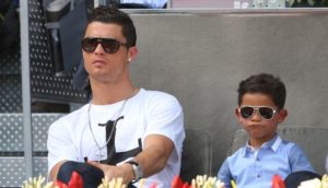Așa tata, așa fiu: fiul lui Ronaldo isi etalează abdomenul cu pătrățele